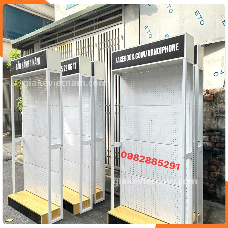 Giá kệ treo phụ kiện điện thoại tăng tính chuyên nghiệp shop