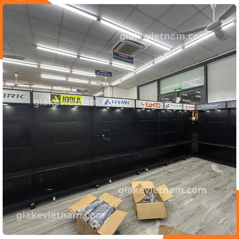 Kệ treo Pickleball nâng tầm hình ảnh cửa hàng