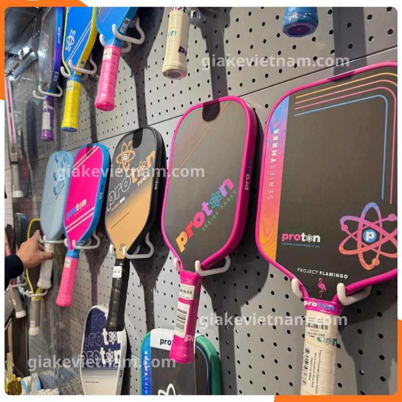 Kệ treo Pickleball giúp sắp xếp vợt khoa học