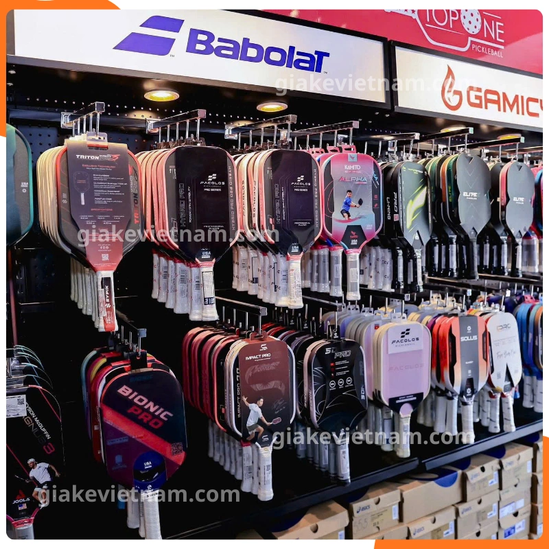 Mẫu kệ treo Pickleball đẹp cho không gian bán lẻ