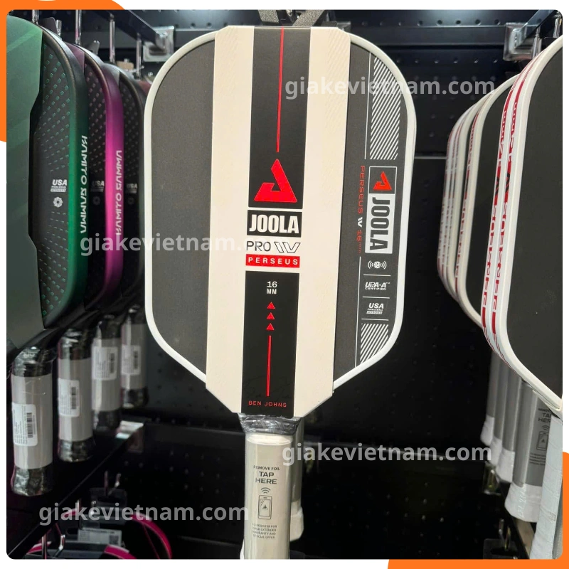 Kệ treo Pickleball hiện đại giúp cửa hàng thêm chuyên nghiệp