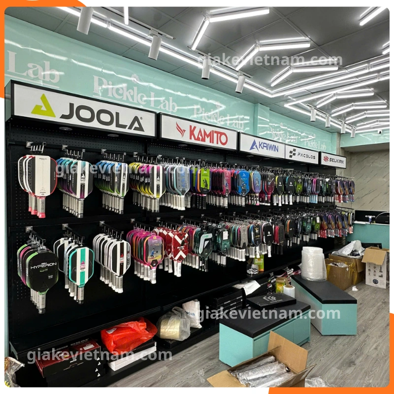 Kệ treo Pickleball tiết kiệm diện tích cho cửa hàng nhỏ