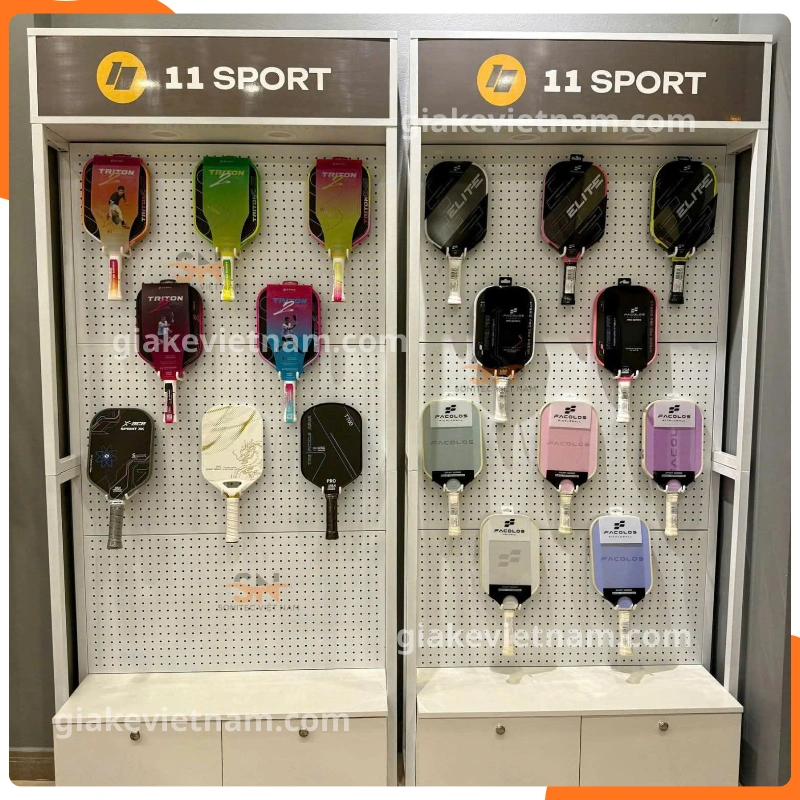 Kệ treo Pickleball phù hợp shop thể thao hiện đại