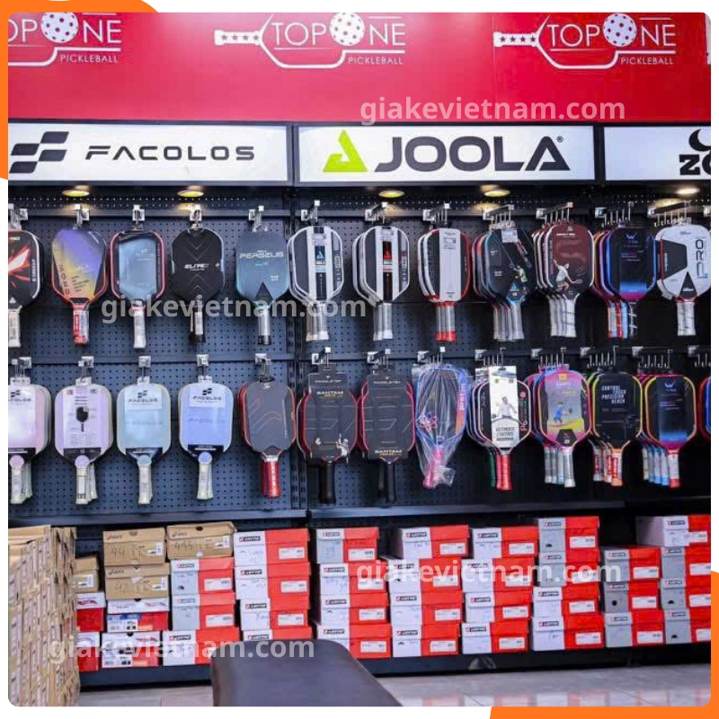 Kệ treo Pickleball giúp cửa hàng gọn gàng hơn