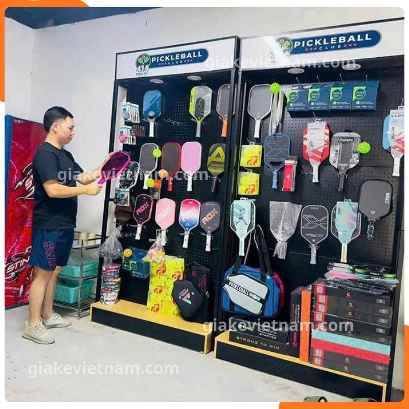 Kệ treo Pickleball tối ưu diện tích trưng bày vợt