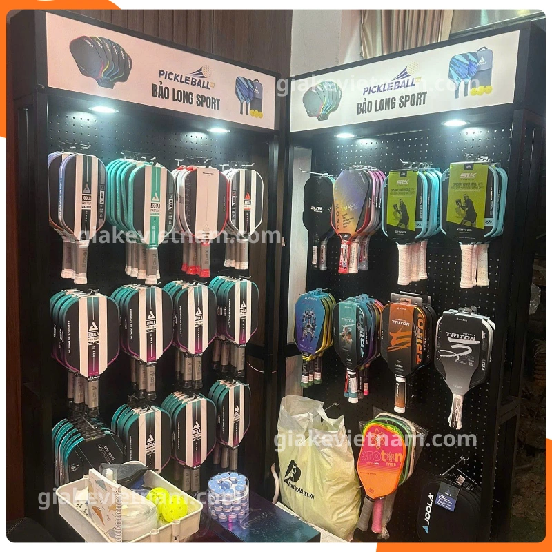 Kệ treo Pickleball gắn tường tiết kiệm diện tích trưng bày