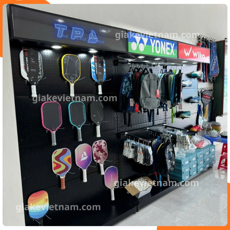 Kệ treo Pickleball treo vợt gọn gàng, dễ quan sát