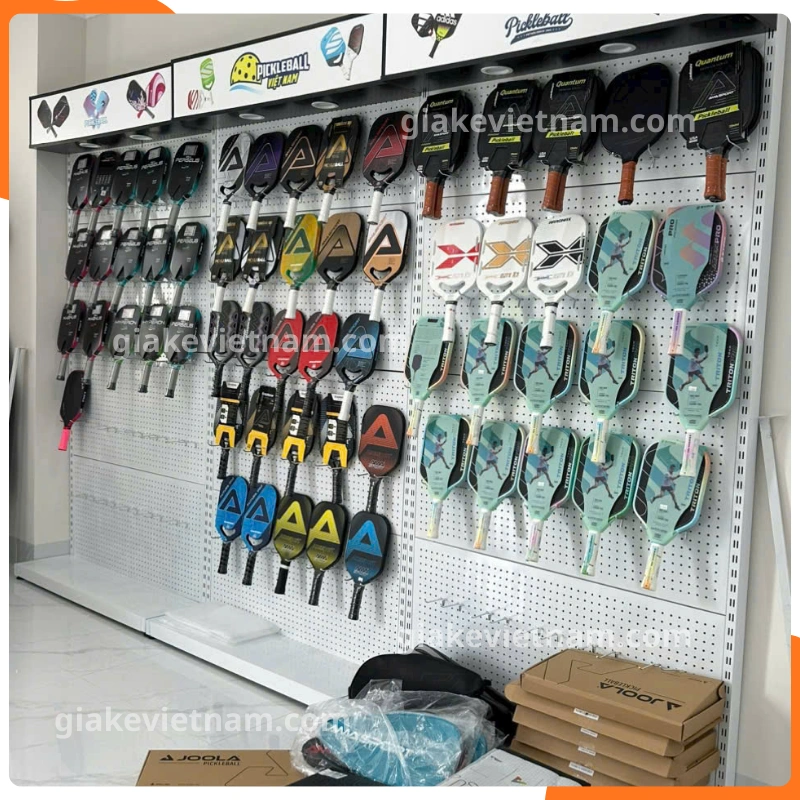 Kệ treo Pickleball tối ưu không gian trưng bày vợt