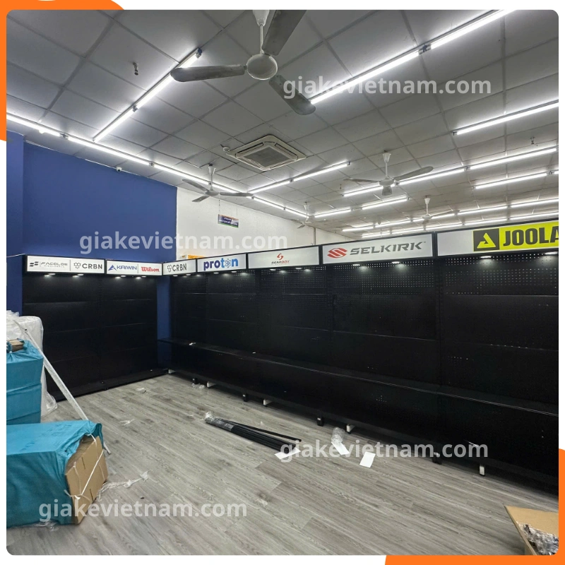 Kệ treo Pickleball thiết kế gọn gàng cho cửa hàng thể thao
