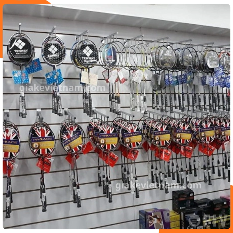 Kệ treo vợt cầu lông thiết kế gọn gàng, tối ưu không gian