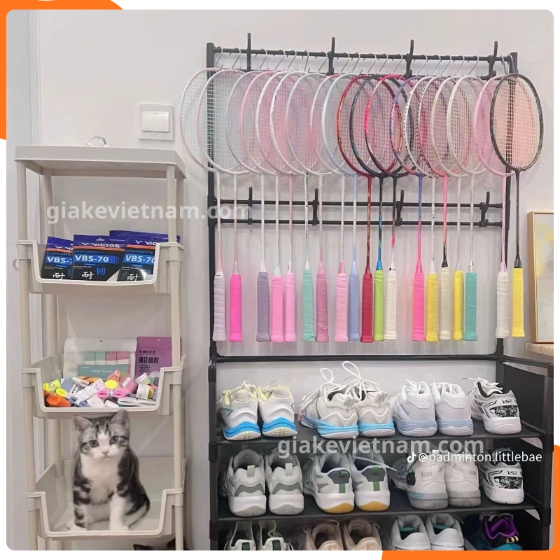 Kệ treo vợt cầu lông trưng bày đẹp, tăng trải nghiệm mua sắm