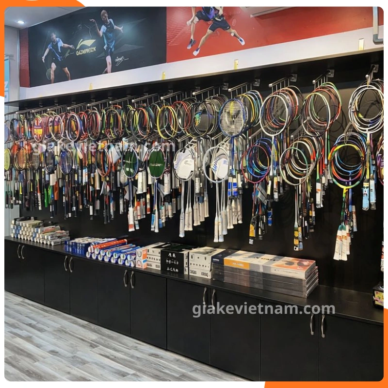 Kệ treo vợt cầu lông giúp sản phẩm dễ quan sát