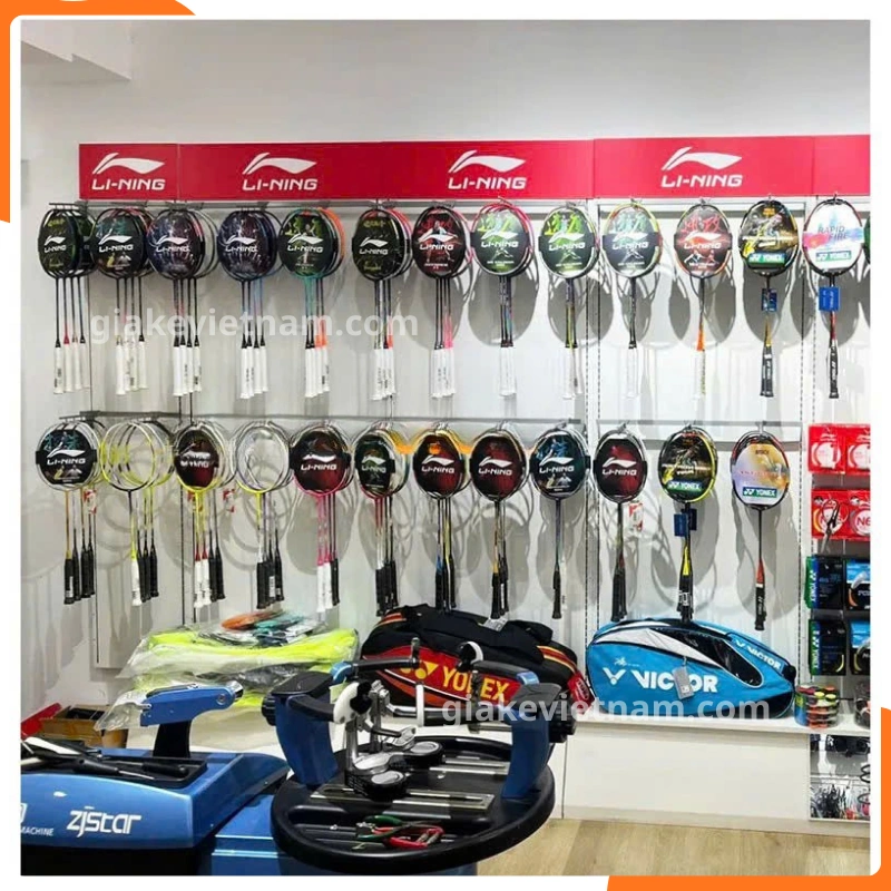 Kệ treo vợt cầu lông phù hợp cửa hàng thể thao hiện đại