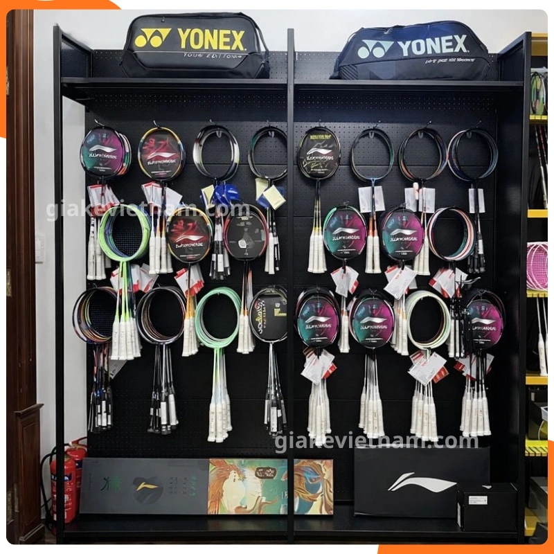 Mẫu kệ treo vợt cầu lông phù hợp nhiều diện tích