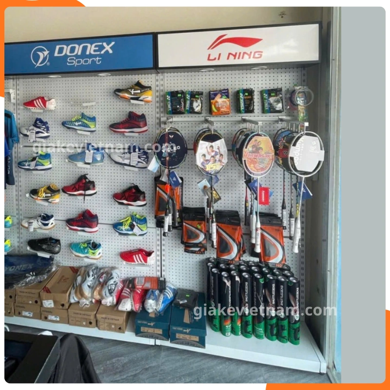 Thiết kế kệ treo vợt cầu lông tối ưu trưng bày sản phẩm