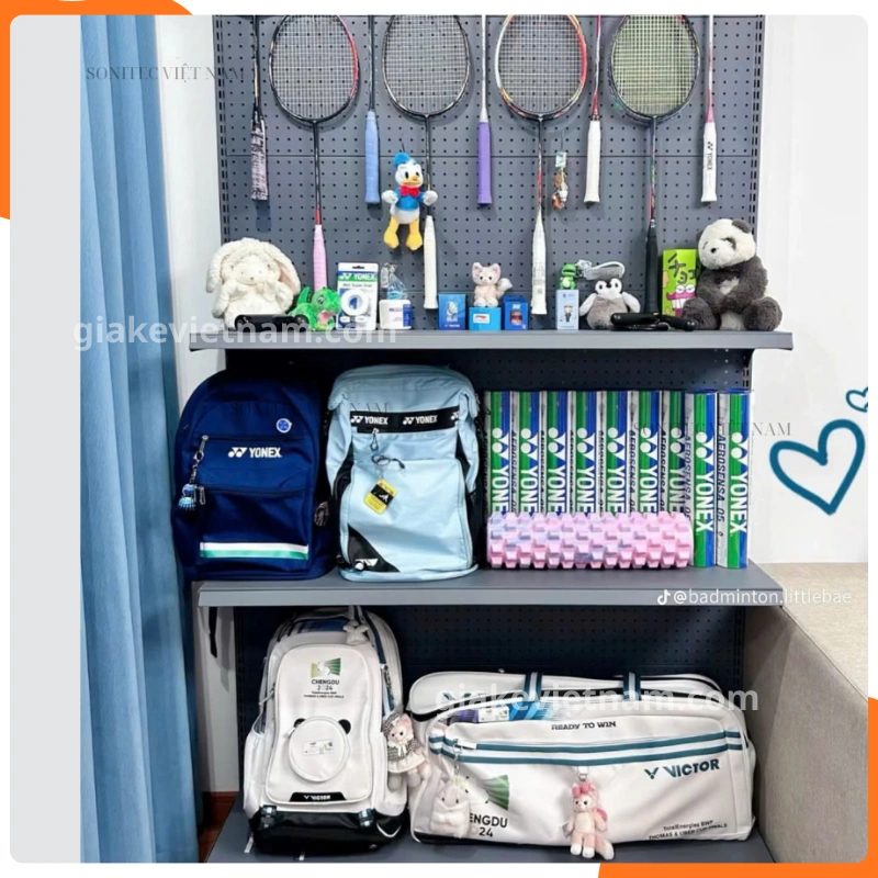 Kệ treo vợt cầu lông giúp trưng bày sản phẩm nổi bật hơn