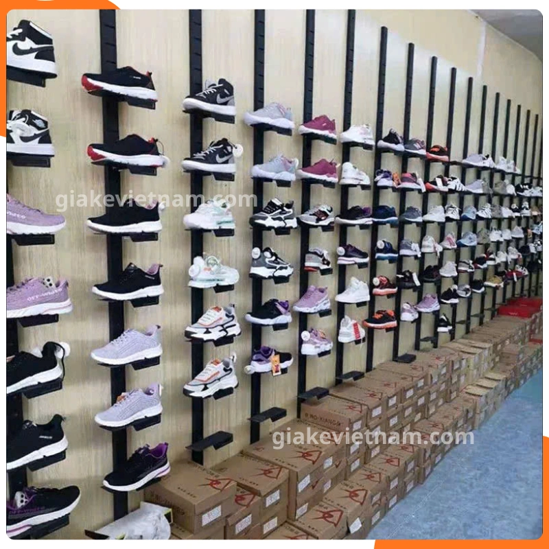 Kệ trưng bày bóng đá sắp xếp bóng gọn gàng, bắt mắt