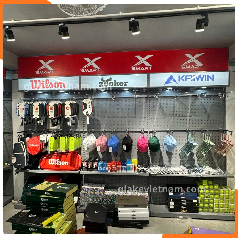 Mẫu kệ trưng bày bóng đá đẹp, sắp xếp khoa học, dễ chọn