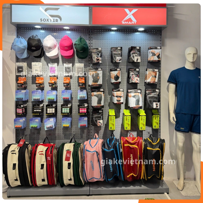 Mẫu kệ trưng bày bóng đá đẹp cho cửa hàng thể thao