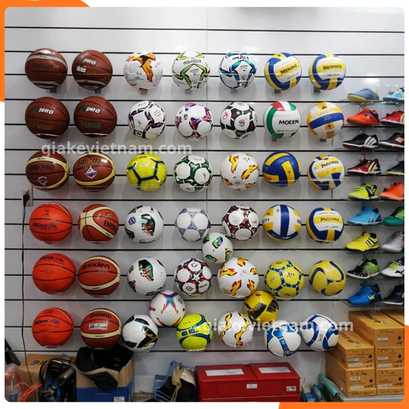 Giải pháp kệ trưng bày bóng đá tiết kiệm diện tích