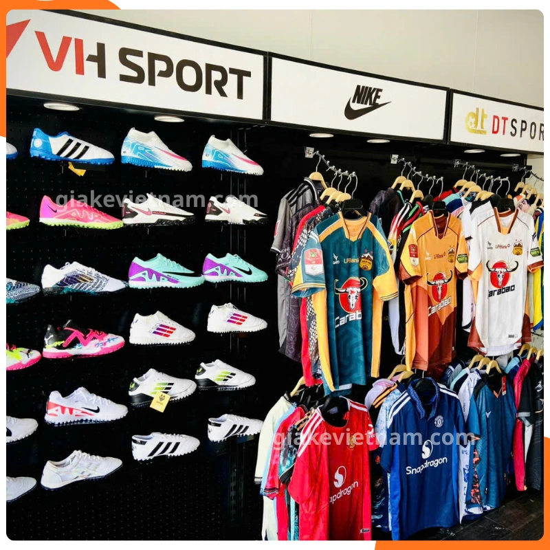 Kệ trưng bày bóng đá giúp tăng trải nghiệm mua sắm