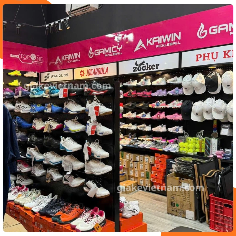 Mẫu kệ trưng bày bóng đá giúp cửa hàng nổi bật sản phẩm