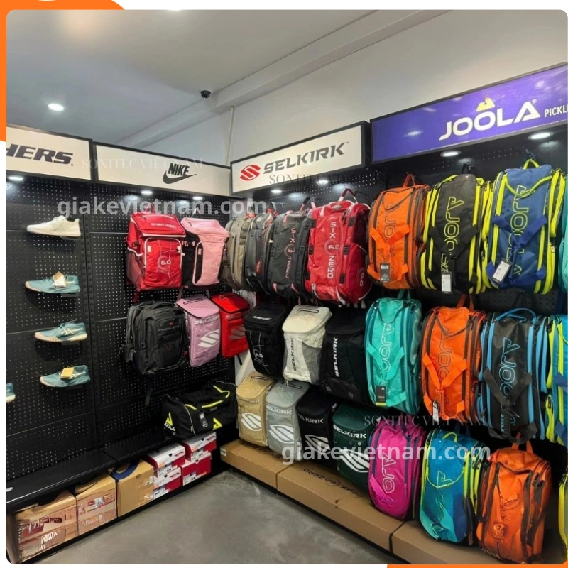 Kệ trưng bày bóng đá thiết kế đồng bộ, chuyên nghiệp